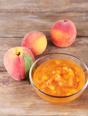 ahşap masa üzerinde taze şeftali ile lezzetli şeftali reçeli