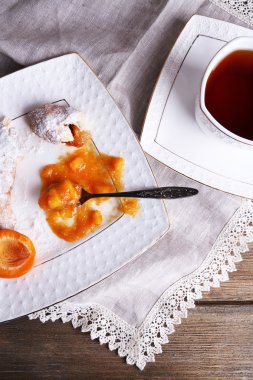 fincan çay ve ahşap masa üzerine kayısı reçeli ile natürmort