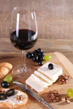 güzel şarap, peynir ve olgun üzüm ile natürmort
