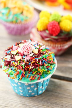 lezzetli doğum günü kek üzerinde tablo yakın çekim