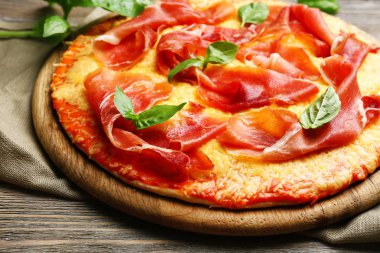 Tahta masada servis edilen lezzetli pizza.