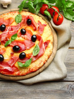 Tahta masada servis edilen lezzetli pizza.