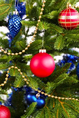 Beyaz üzerine izole edilmiş Noel ağacı