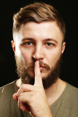 Sakallı yakışıklı bir adamın portresi.