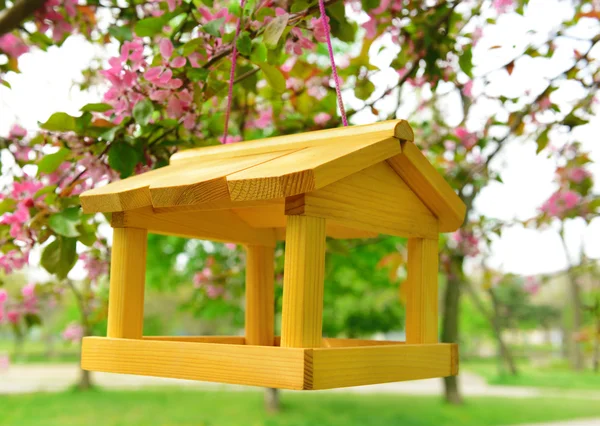 Birdhouse en jardín al aire libre — Foto de Stock