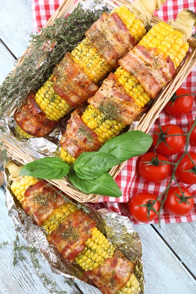 Gegrillter Speck gewickelt Mais auf dem Tisch, Nahaufnahme — Stockfoto