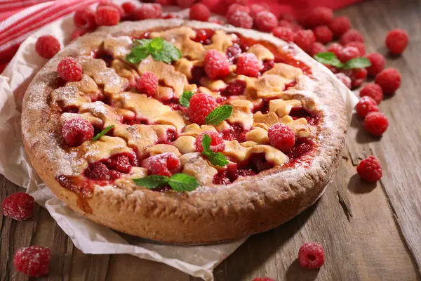 Gâteau savoureux avec des baies sur la table close-up — Photo