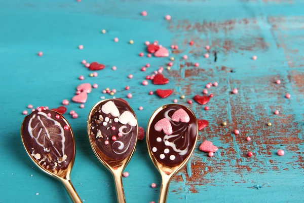 Colheres com chocolate saboroso — Fotografia de Stock