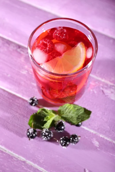 Стакан холодного ягодного коктейля на деревянном фоне — стоковое фото