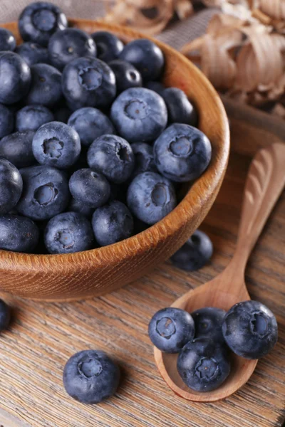 Wooden mangkuk blueberry pada pemotongan papan pada karung closeup serbet — Stok Foto