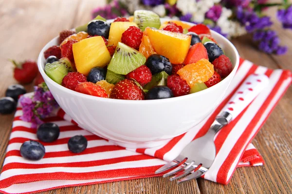 Deliciosa ensalada de frutas en plato en primer plano de mesa — Foto de Stock