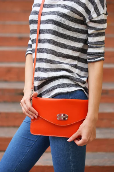 Chica con bolsa sobre su hombro al aire libre — Foto de Stock