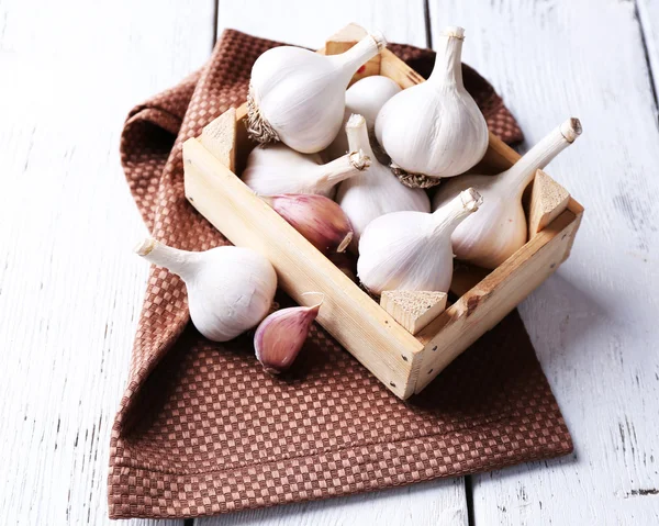 Frischer Knoblauch in Schachtel, auf Holzgrund — Stockfoto