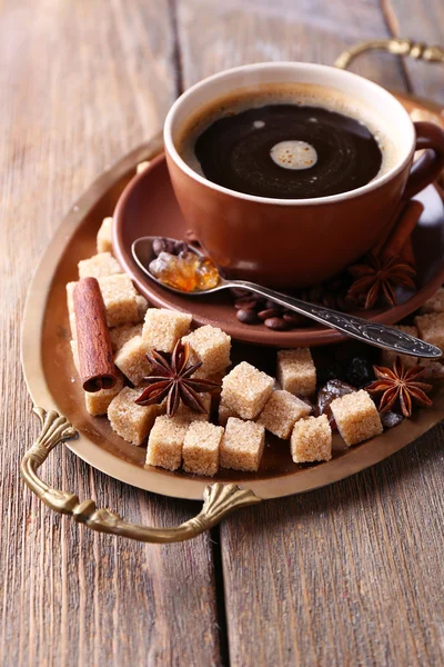 Azúcar moreno, especias y taza de café en bandeja, sobre fondo de madera —  Fotos de Stock