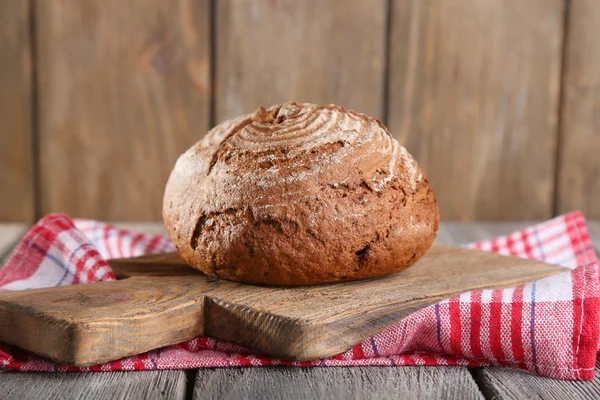 Свіжий запечений хліб на дерев'яному фоні — стокове фото