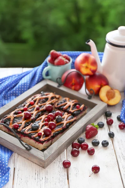 Sweet berry tart with berries on table on natural background — Stock Photo, Image