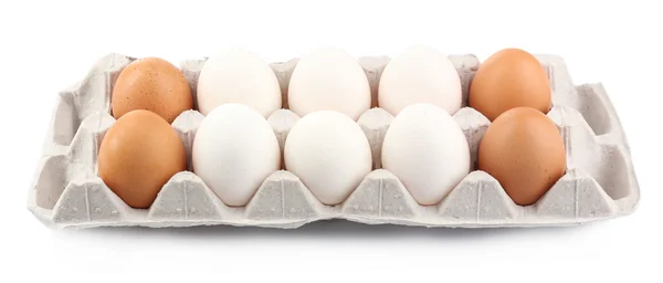 Różne jaja w kartonowym opakowaniu na białym tle — Zdjęcie stockowe