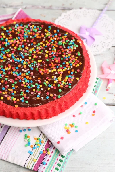 Delicioso pastel casero sobre fondo de madera — Foto de Stock