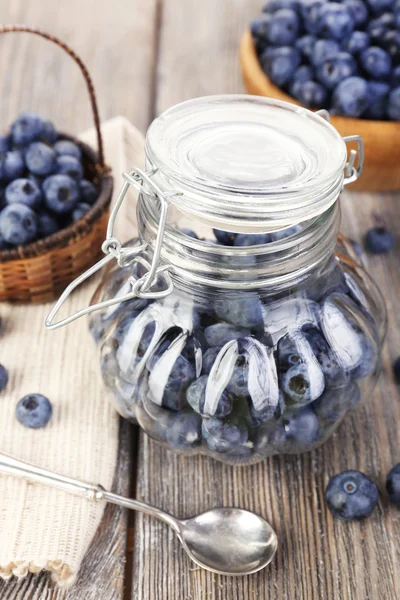 Frische Blaubeeren auf Holztisch — Stockfoto