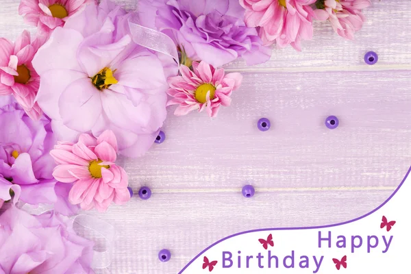De belles fleurs de chrysanthème et d'eustomes artificielles sur fond de bois violet — Photo