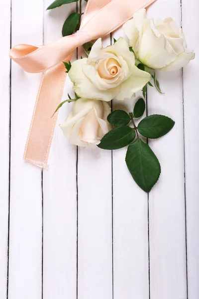 Hermosas rosas sobre fondo de madera blanca —  Fotos de Stock