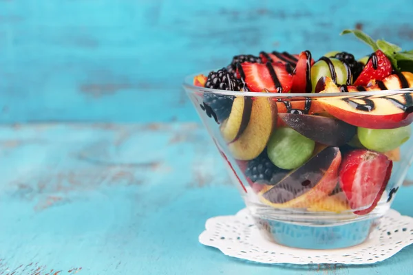Ensalada de frutas sabrosas frescas en mesa de madera azul —  Fotos de Stock