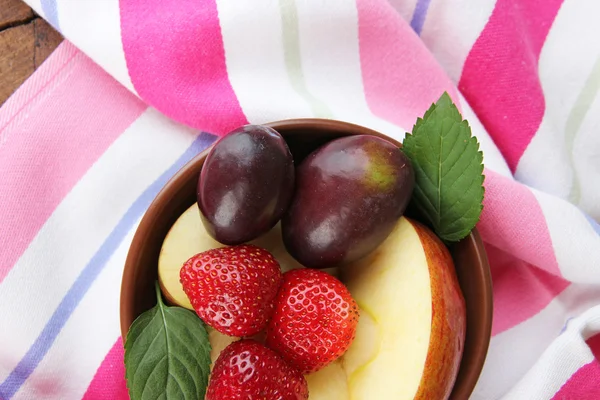 Ensalada de frutas frescas y sabrosas en la mesa — Foto de Stock