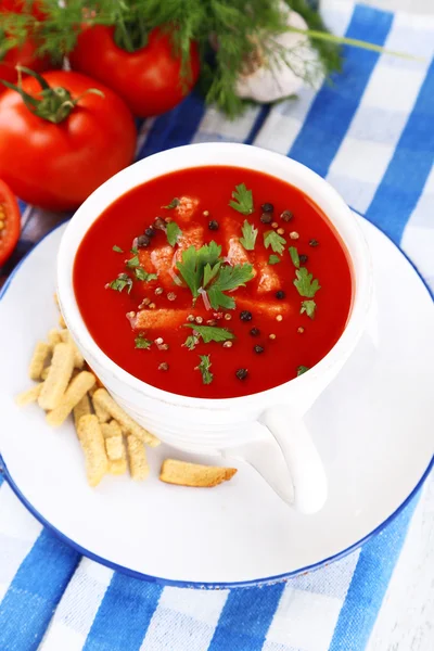 Smakelijke tomatensoep met croutons op tabel close-up — Stockfoto