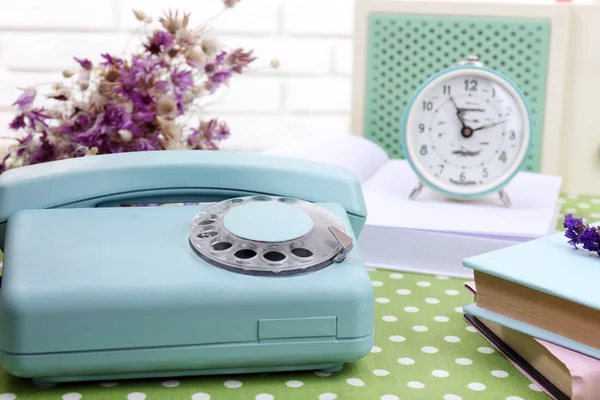 Skład retro stary telefon i inne rzeczy, z bliska — Zdjęcie stockowe