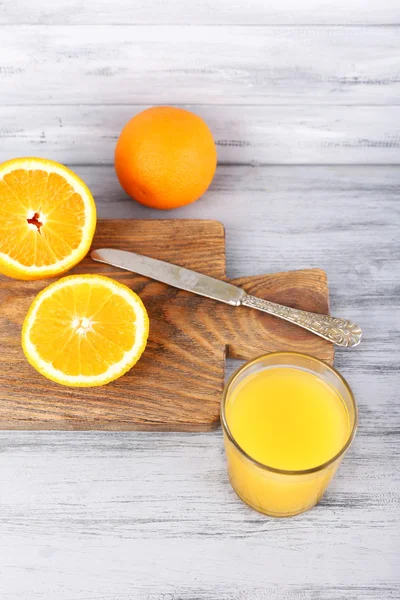 Verre de jus d'orange frais sur table en bois gris — Photo