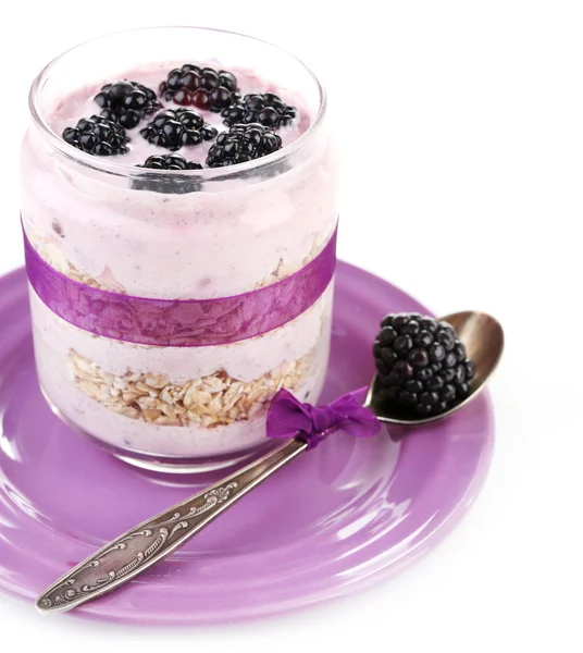 Sağlıklı bir kahvaltı - yoğurt böğürtlen ve üzerinde beyaz izole cam kavanoza servis müsli — Stok fotoğraf