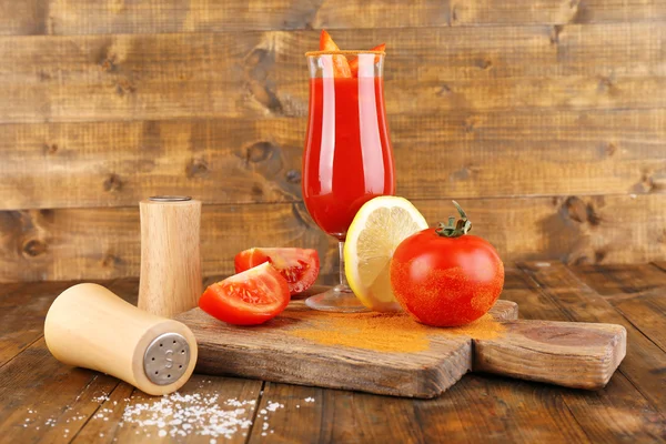 Bardak domates suyu ve biber ahşap tablo — Stok fotoğraf