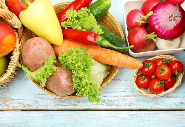 Taze organik sebzeler ve ahşap arka planda meyveler — Stok fotoğraf