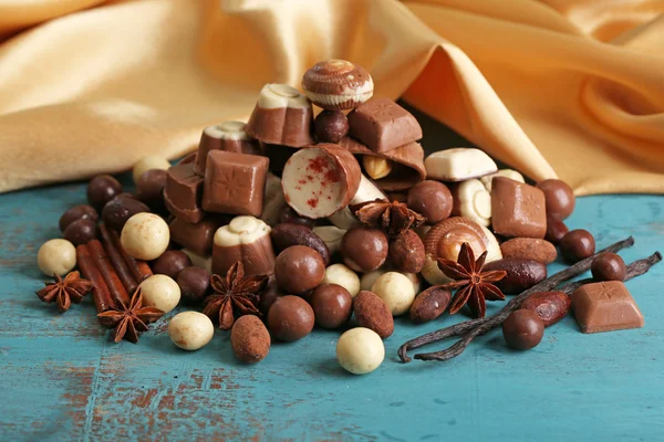 Diferentes tipos de chocolates na mesa de madeira close-up — Fotografia de Stock