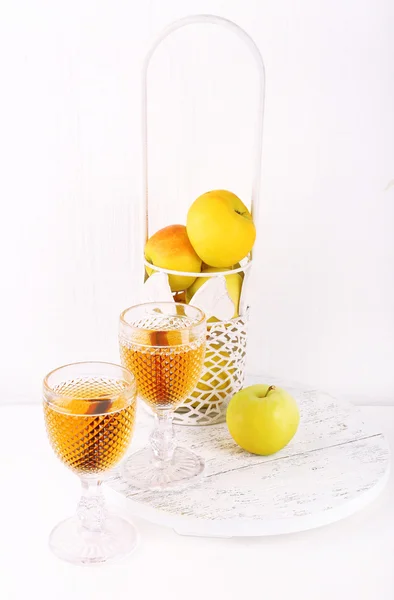 Natura morta con sidro di mele saporito e mele fresche — Foto Stock
