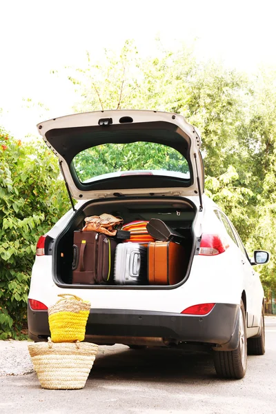 Maletas y bolsas en maletero de coche listas para salir de vacaciones — Foto de Stock