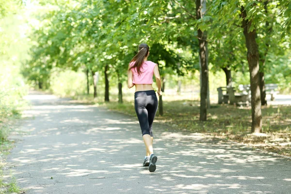 Молода жінка біжить в парку — стокове фото