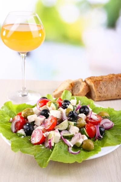 Ensalada griega en plato y copa de vino —  Fotos de Stock