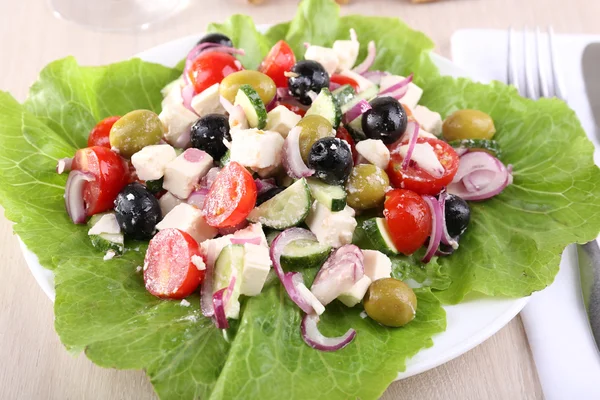 Salade grecque dans une assiette servie sur une serviette — Photo