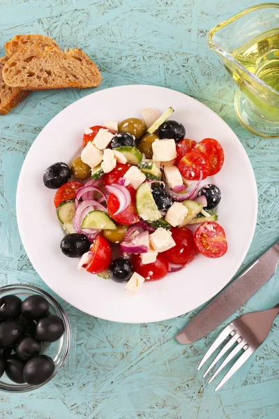 Salada grega e azeite em prato — Fotografia de Stock