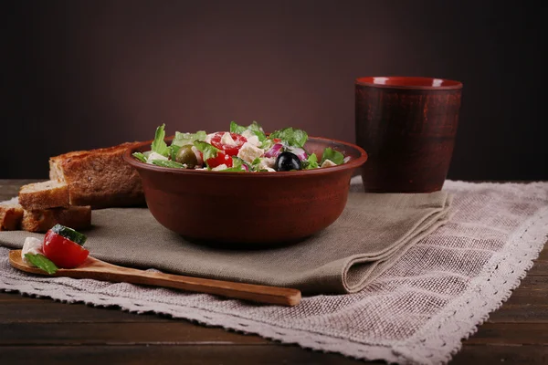 Ensalada griega servida en tazón con rebanada de pan —  Fotos de Stock