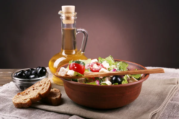 Bowl of Greek salad served with olive oil — Stock Photo, Image