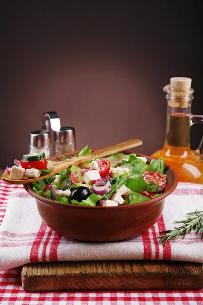 Skål med grekisk sallad serveras med olivolja — Stockfoto