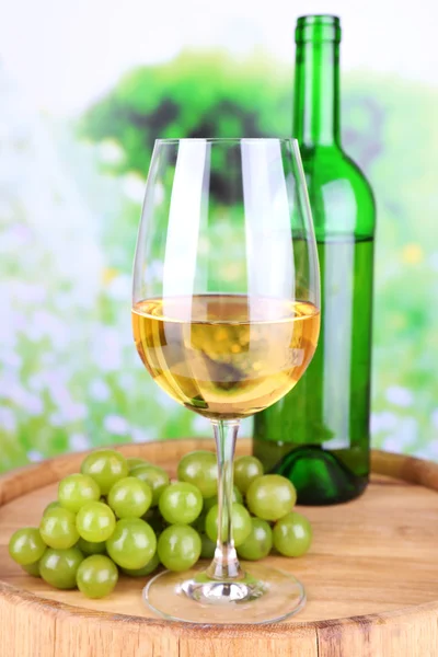 Vino sabroso y uva madura sobre fondo de naturaleza verde — Foto de Stock