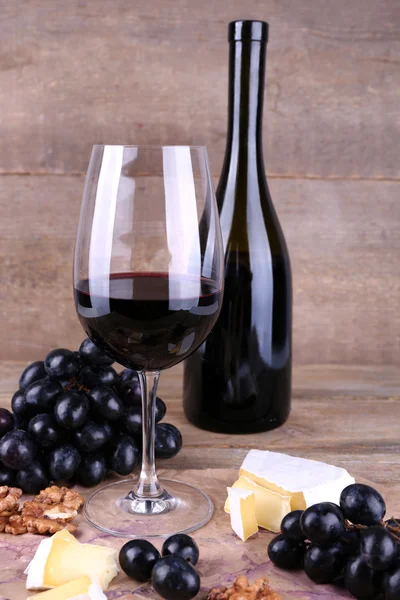 Красивый натюрморт с вином, сыром и спелым виноградом — стоковое фото