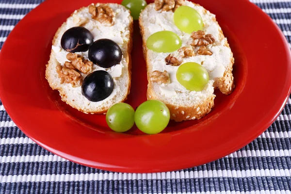 Tasty bread with grape and cheese, close up — Stock Photo, Image