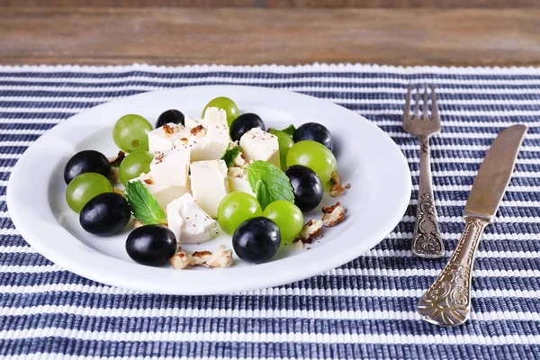 Insalata saporita con uva e formaggio, primo piano — Foto Stock