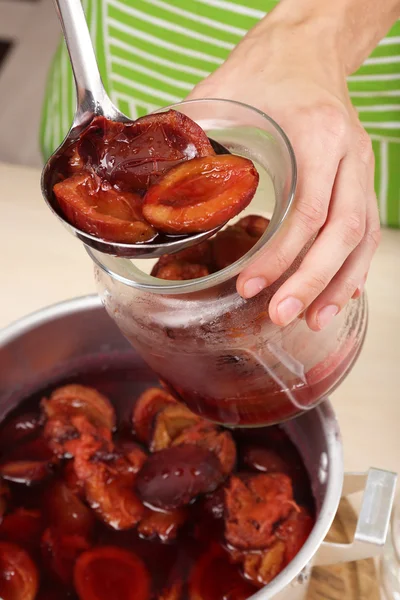 Matlagning läckra avlopp jam i kök — Stockfoto