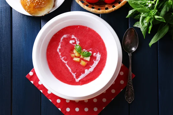 Minestra Gazpacho su sfondo di legno a colori — Foto Stock