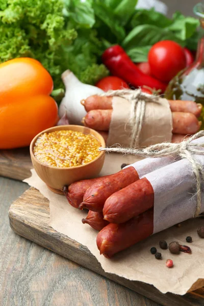 Ассортимент тонких колбас, горчицы в миске — стоковое фото